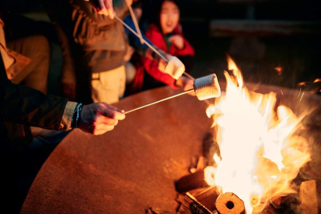 marshmallows roosteren tijdens de winter hotspot in center parcs