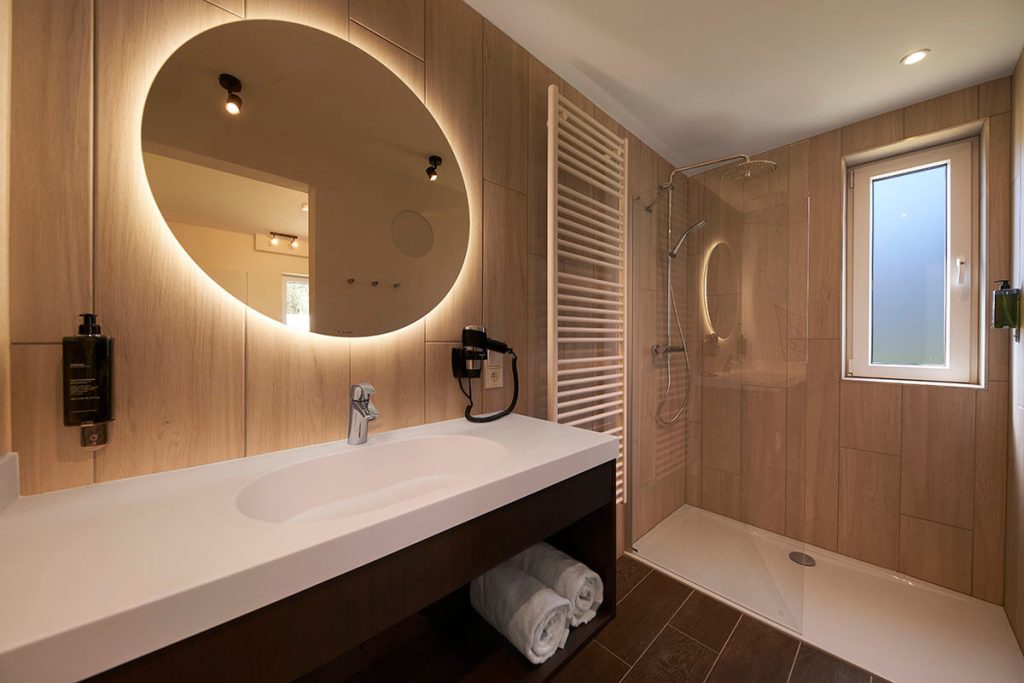terhills resort lakeside cottage badkamer met inloopdouche